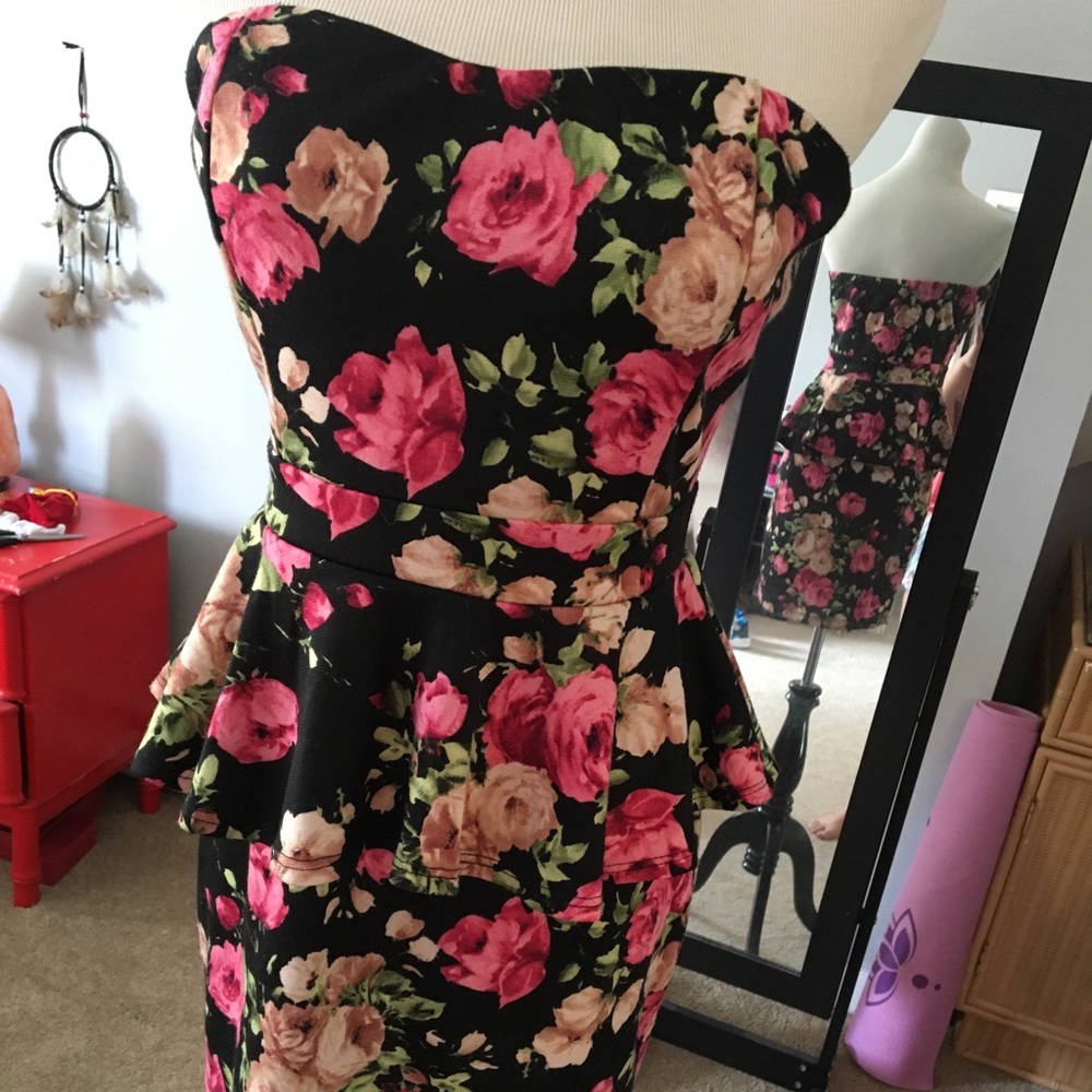 Peplum flower strapless dress